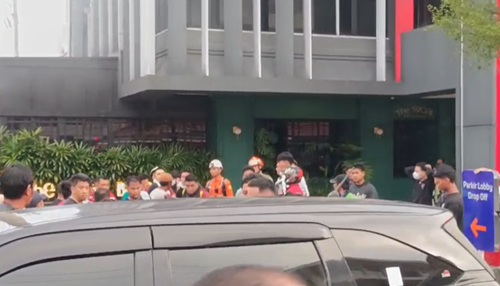 Petugas Damkar dibantu warga mengevakuasi koeban dalam kebakaran Hotel New Hollywood di Jalan Kuantan Raya Pekanbaru (foto/ist)