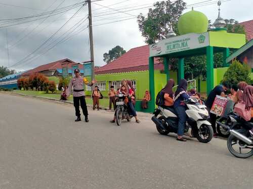 Polsek Simpang Kanan melaksanakan kegiatan Strong Point di persimpangan Jalan M Yazid Hamta. (Foto: Afrizal)