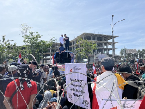 Bupati Pelalawan, Zukri Misran menemui ribuan massa aksi di depan Kantor Gubernur Riau. (Foto: Sri Wahyuni)
