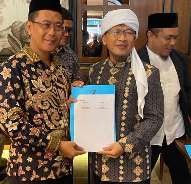 MoU ditekan langsung Ketua ICMI Pekanbaru Prof.Edi Erwan,M.Sc, Ph.D dan Abdullah Gymnastiar atau Aa Gym sebagai perwakilan DT Peduli.