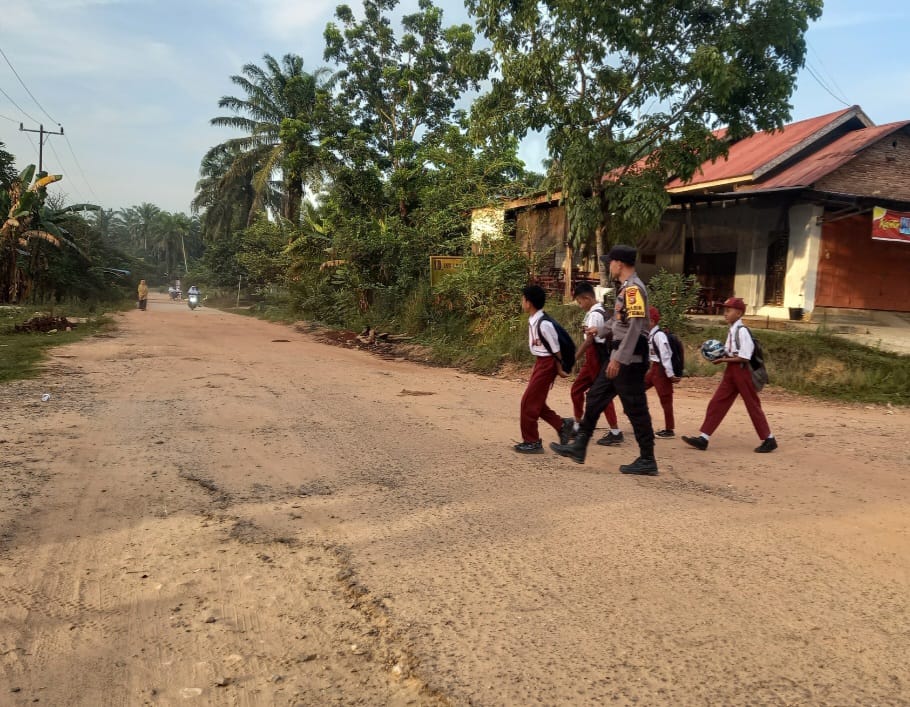 Polsek Simpang Kanan kembali melaksanakan kegiatan Strong Point di persimpangan Bagan Nibung. (Foto: Afrizal)