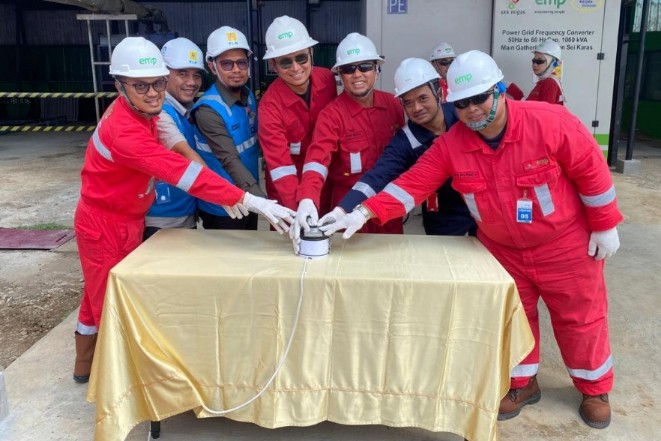 GM PT EMP Energi Riau, Yoyok S Purwanto (paling tengah) bersama pimpinan PT PLN (Persero) memencet tombol tanda dimulainya pengalihan sumber listri dari MGS dari PLTD ke listrik PLN (foto/int)
