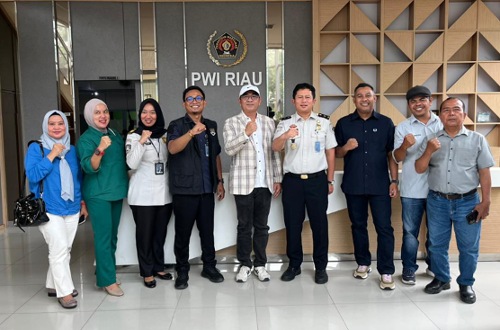 Ketua PWI Riau, Raja Isyam Azwar dan para pengurus PWI Riau bersama Imigrasi Pekanbaru.(foto: istimewa)