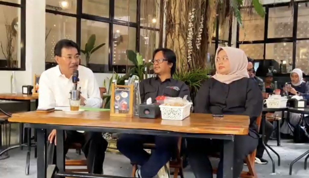 Ketua APHI Riau, Muller Tampubolon (kiri) dalam Diskusi Santai yang digelar AMSI Wilayah Riau (foto/ist)