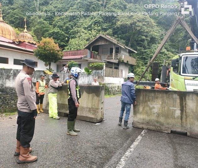 Petugas dari Polri, Brimob, TNI, serta instansi terkait terus berjaga selama masa uji coba berlangsung.