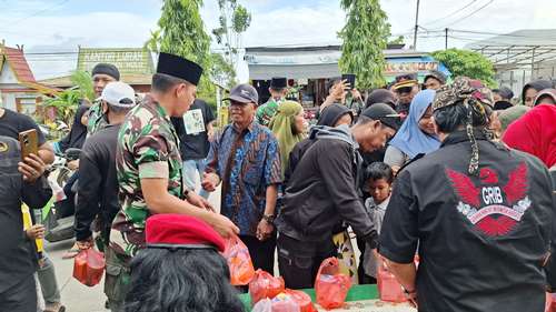 Suasana saat pembagian takjil gratis di Tembilahan.(foto: ayendra/halloriau.com)