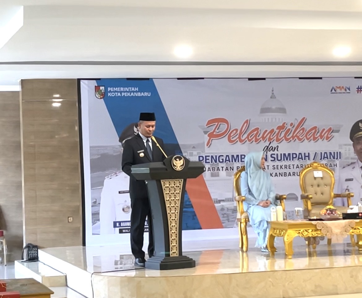 Walikota Agung Nugroho kebut perbaikan jalan di Pekanbaru (foto/Tata)