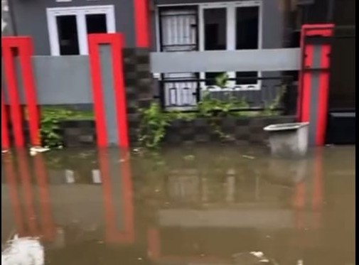 Perumahan di Pekanbaru banjir akibat guyuran hujan seharian (foto/ist)