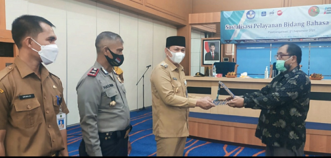 Perwakilan Balai Bahasa Riau beri cinderamata ke Wabup usai sosialisasi pelayanan bidang bahasa dan hukum. 
