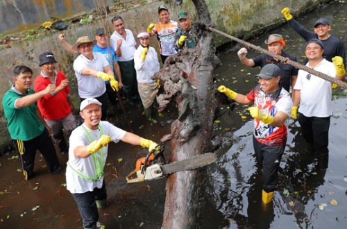 Walikota Pekanbaru, Agung Nugroho saat gotong royong bersama warga.(foto: dini/halloriau.com)