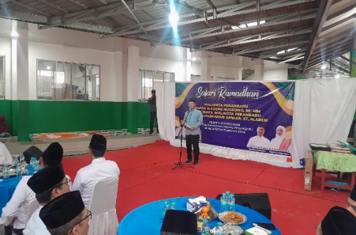 Walikota Pekanbaru, Agung Nugroho saat Safari Ramadan di Perumahan Bukit Barisan, Tenayan Raya.(foto: mcr)