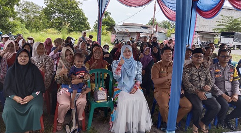 Anggota DPRD Riau dari Fraksi PDIP, Sella Pitaloka saat reses bersama masyarakat Pangkalan Kerinci Kota.(foto: andi/halloriau.com)