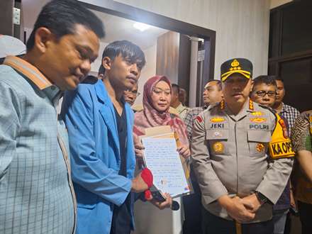 Rektor Unri dan Presma Unri usai demo mahasiswa Unri terkait UKT.(foto: dini/halloriau.com)