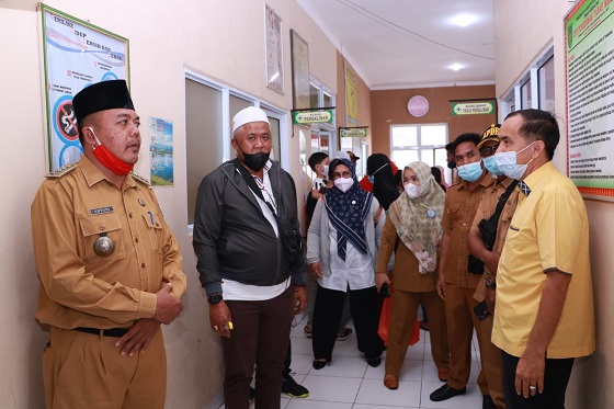 Pimpinan DPRD Abdul Muas memimpin sidang paripurna, ddampimgi Hardi Chandra dan Sekda Rohul Abdul Haris, saat sidang paripurna 3 Ranperda