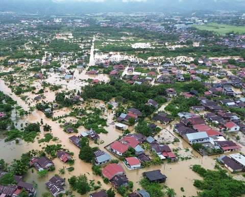 Pemprov Sumbar menetapkan status tanggap darurat banjir, longsor, dan angin kencang selama 14 hari. Foto udara kondisi banjir kawasan Tunggul Hitam sekitarnya, Selasa (25/11/25).