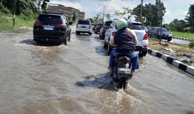 Genangan air rendam akses Jembatan Siak IV Pekanbaru (foto/riki)