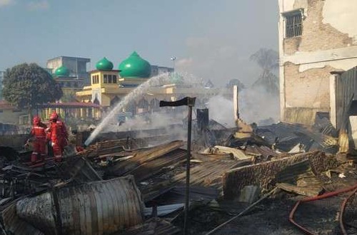 10 ruko hangus terbakar di Bengkalis.(foto: detik.com)