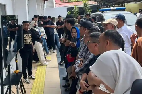 PN Pekanbaru dipadati para politisi yang memberi dukungan untuk Gubernur Riau nonaktif Abdul Wahid.(foto: tribunpekanbaru.com)