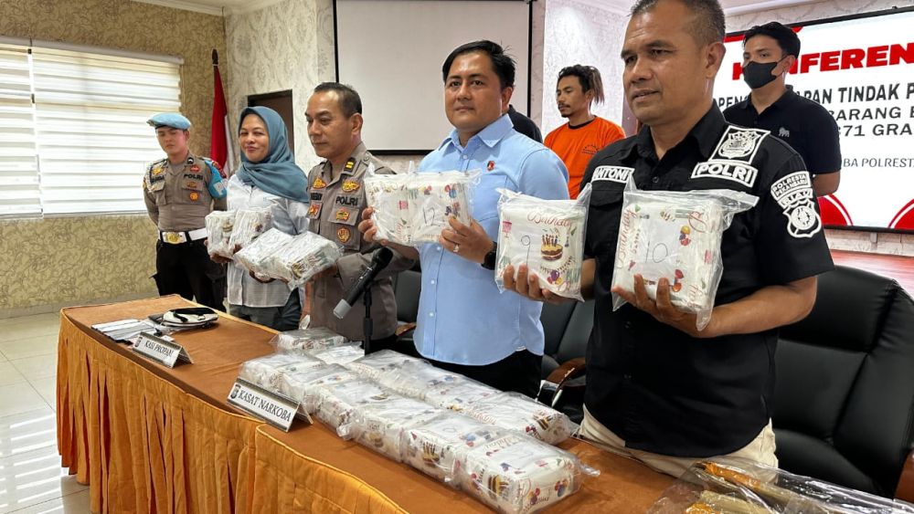 Pasutri kurir narkoba dibekuk dalam basement Mall di Pekanbaru (foto/MCRiau)