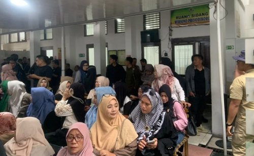 Jelang vonis Abdul Wahid, emak-emak padati PN Pekanbaru, keluarga dan pejabat turut hadir (foto/Meri)