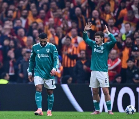 Mohamed Salah tertunduk usai Liverpool kalah 0-1 dari Galatasaray. (Foto: Abdulhamid Hosbas/Anadolu via Getty Images)
