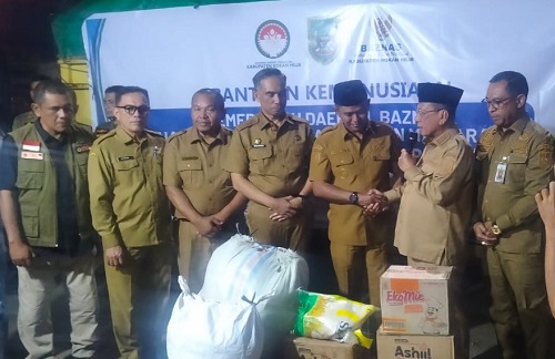 Bupati Rohil salurkan bantuan untuk korban bencana di Solok.(foto: afrizal/halloriau.com)