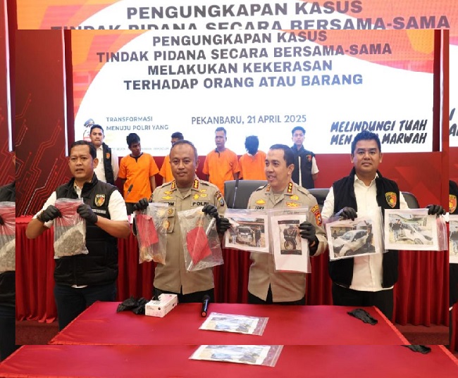 Sejumlah pelaku debt collector yang terlibat dalam pengeroyokan di depan Polsek Bukit Raya, Pekanbaru, berhasil ditangkap oleh Polda Riau.
