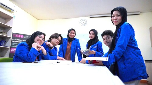 Aliyah Nova Az-Zahra Nasution (ketiga dari kanan) bersama rekan-rekannya sesama penerima Program Beasiswa Prestasi Pertamina Hulu Rokan (PHR). (Foto: Istimewa)