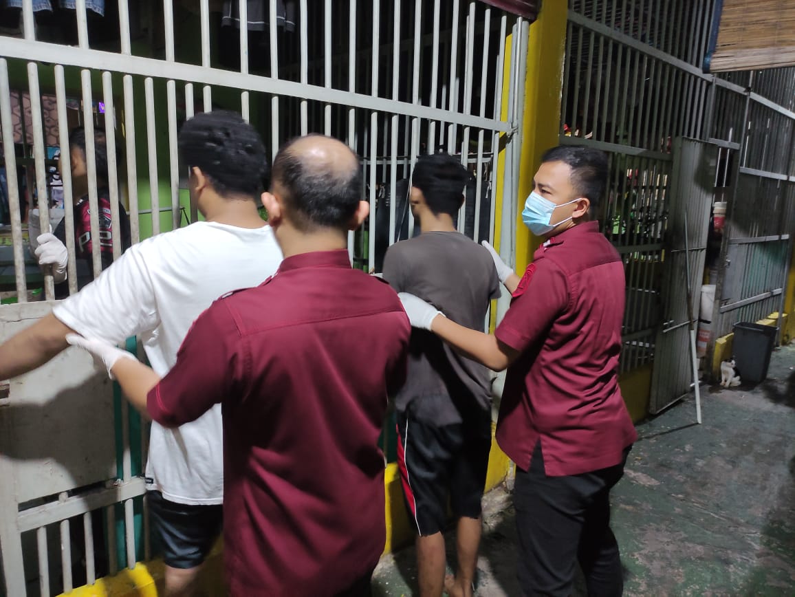 Lapas Kelas IIA Pekanbaru bekerja sama dengan TNI menggelar razia gabungan di kamar hunian warga binaan. (Foto: Sri Wahyuni)