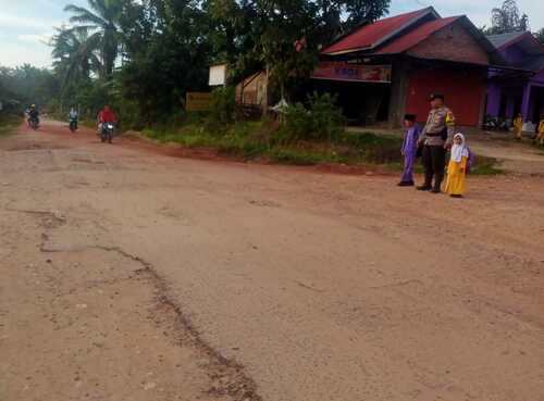 Polsek Simpang Kanan mengadakan Strong Point di persimpangan utama Bagan Nibung. (Foto: Afrizal)