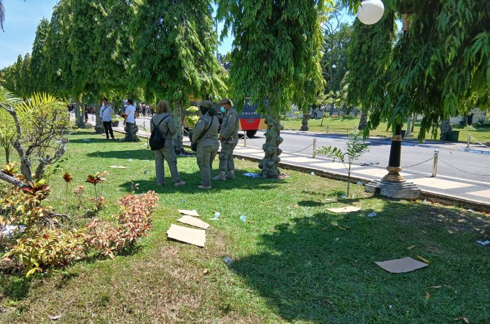 Sampah berserakan di halaman Kantor Gubernur Riau (foto/rafli-halloriau)