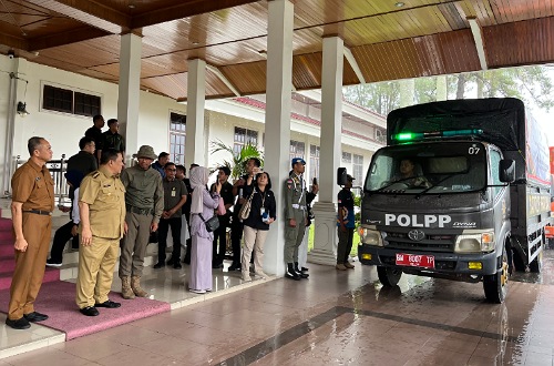 Pelepasan personel Satpol PP Riau untuk membantu korban bencana di Aceh dan Sumbar.(foto: sri/halloriau.com)