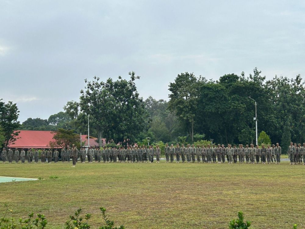 Gubri Abdul Wahid memimpin Apel Latihan Penyegaran Aparatur Sipil Pamong Praja di Lapangan Helipada (foto/Yuni)
