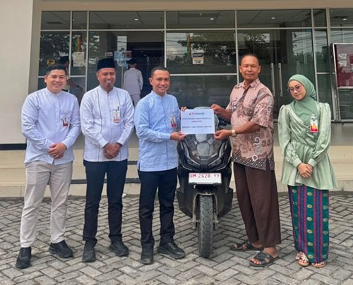 Siswanto, nasabah setia BRK Syariah Cabang Pasir Pengaraian, memperoleh Honda ADV 160 Roadsync ABS melalui program Bedelau Langsung setelah menempatkan dana Rp2 miliar.