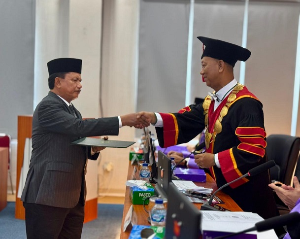 Rektor Universitas Islam Riau, Prof. Dr. H. Syafrinaldi, SH, MCL, bersama Dr. Yusril Sabri, SH, MH, usai Ujian Terbuka Disertasi di Kampus Pascasarjana UIR, Senin (16/6/2025). 