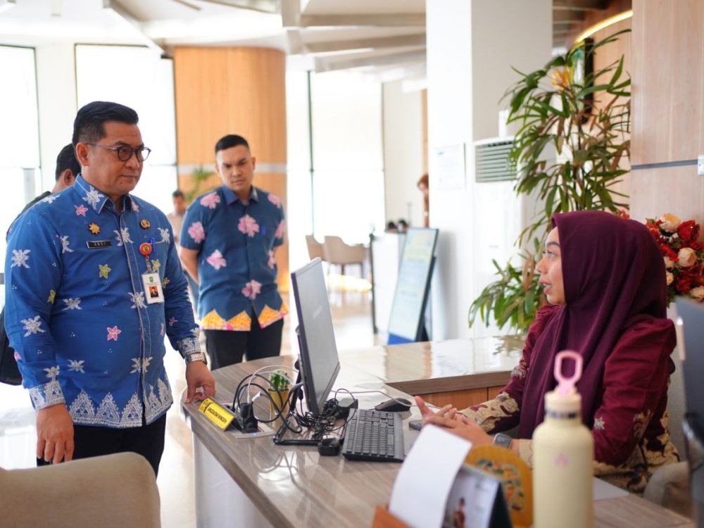 Tingkatkan pelayanan masyarakat, Sekda Riau, Syahrial Abdi lakukan Sidak ke sejumlah OPD (foto/int)