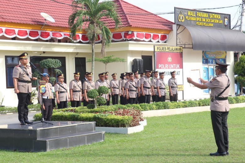 Kapolres AKBP John pimpin upacara Hari Juang Polri 2025 di Polres Pelalawan (foto/Andy)