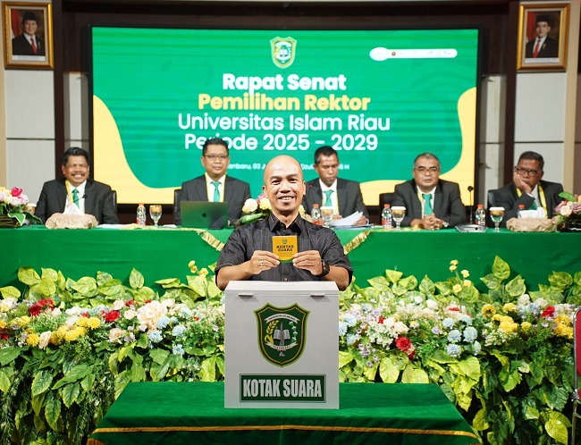 Assoc Prof Dr Admiral SH MH.