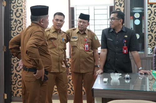 Sekdakab Kuansing saat sidak ke Kantor Diskominfo Kuansing.(foto: ultra/halloriau.com)