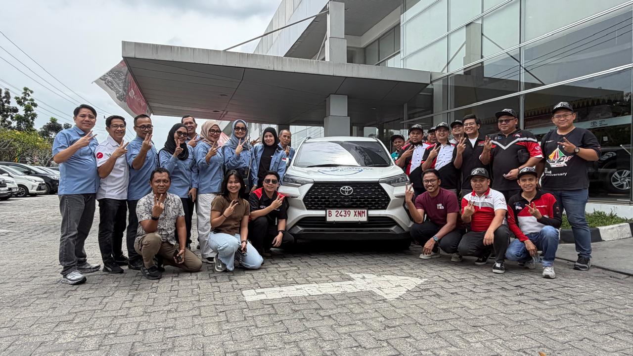Agung Toyota Pekanbaru berfoto bersama tim Veloz Hybrid EV Lintas Nusa di Agung Toyota SM Amin, Pekanbaru, Kamis (8/1/2026) lalu. Foto Ist