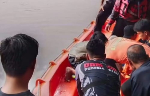 Petugas evakuasi anak 10 tahun yang tewas tenggelam di Sungai Siak, Pekanbaru (foto/int)