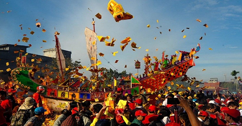 Event pariwisata bakar tongkang di Rohil, Riau.(foto: mg1/halloriau.com)