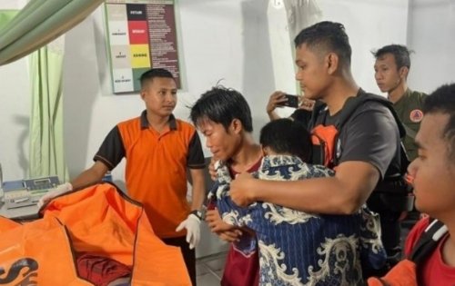 Proses evakuasi bocah korban tenggelam di Sungai Kampar.(foto: mcr)