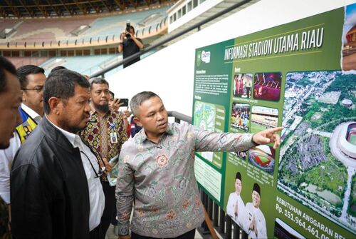 Gubernur Riau Abdul Wahid saat menerima kunjungan kerja Komisi V DPR RI di Pekanbaru, pada Kamis (19/6/2025). (Foto: Media Center Riau)