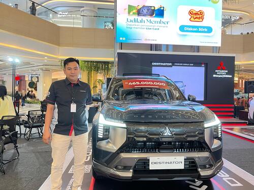 Mitsubishi menggelar pameran di Living World Pekanbaru. (Foto: Tata Anintia)
