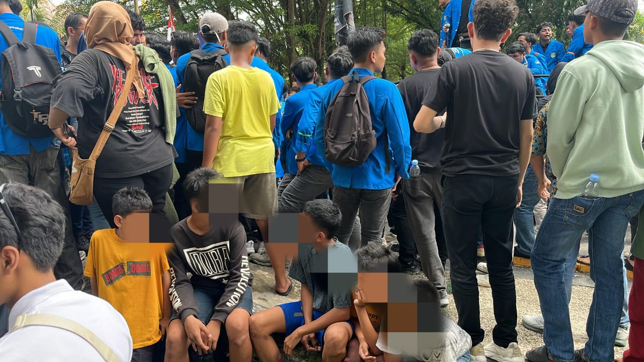 Ada anak-anak menonton demo ratusan mahasiswa UIR di depan Gedung DPRD Riau (foto/Meri)