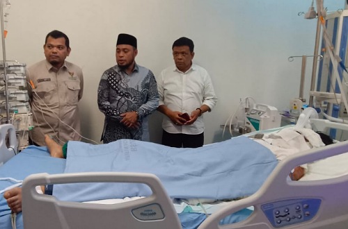 Baznas Riau menjenguk korban KDRT di RSUD Arifin Achmad Pekanbaru.(foto: sri/halloriau.com)