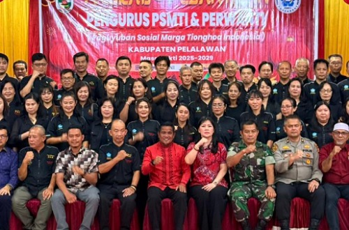 Bupati Pelalawan, H Zukri bersama para pengurus PSMTI Pelalawan.(foto: andi/halloriau.com)