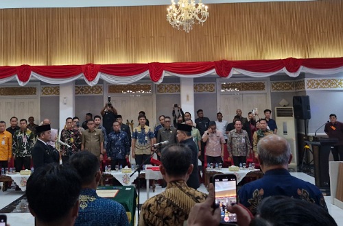 Plt Gubernur Riau, SF Hariyanto saat melantik Dirut RSUD Arifin Achmad Pekanbaru dan Sekwan DPRD Riau.(foto: fitri/halloriau.com)