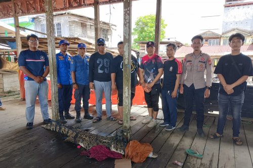 Proses evakukasi buaya di Inhil.(foto: mcr)
